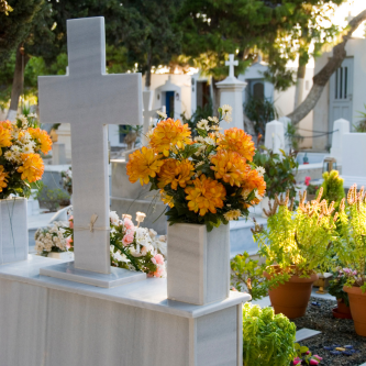 Mit Blumen verzierte Grabstätte